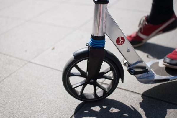 Elektrikli scooter sürücülerine kask zorunluluğu geliyor