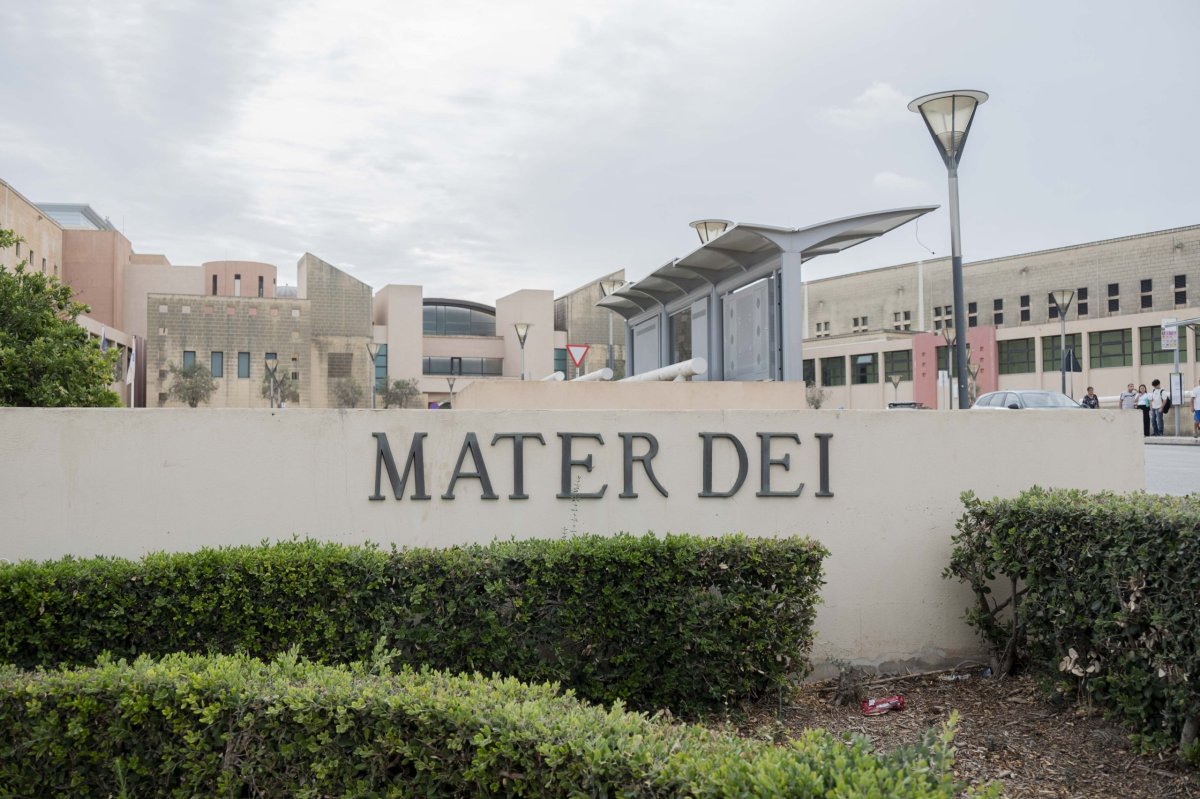 Mater Dei Hastanesi'nde polise saldırmakla suçlanan kadın kefaletle serbest bırakıldı