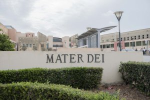 Mater Dei Hastanesi'nde polise saldırmakla suçlanan kadın kefaletle serbest bırakıldı