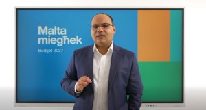 Maliye Bakanı Clyde Caruana, bütçe sonrası videoda göçmen karşıtı tepkilere prim verdi