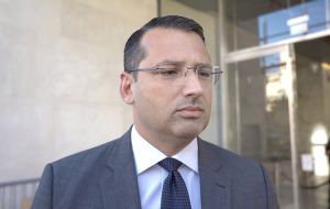 Planlama Bakanı Jonathan Attard, yasa dışı yapıların ayakta kalmasına rağmen denetimlerin yasal yürüdüğünü savundu