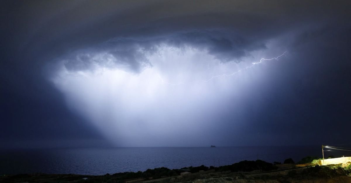Malta üzerinde süperhücre fırtınalarını gösteren çarpıcı fotoğraf