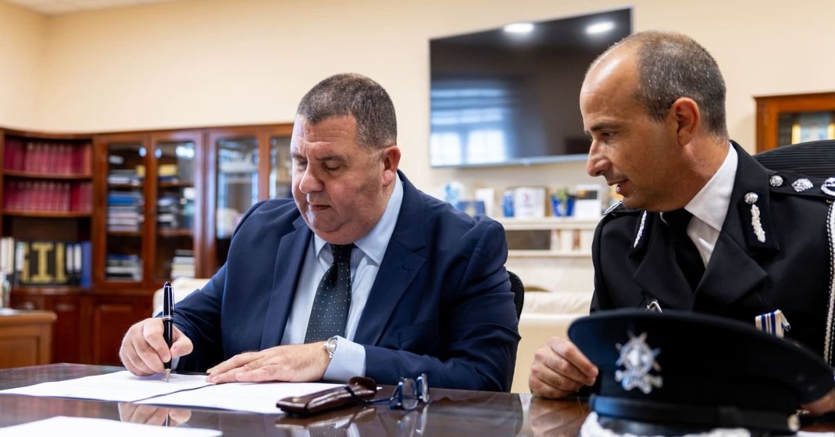 Malta İçişleri Bakanı Glenn Bedingfield iki mahkûm için ilk sınır dışı emrini imzaladı