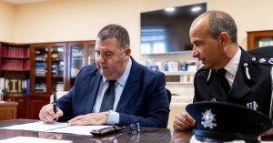 Malta İçişleri Bakanı Glenn Bedingfield iki mahkûm için ilk sınır dışı emrini imzaladı