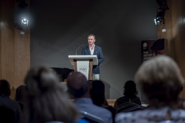 İngiliz ressam James Gillick, Malta'da sanatçılara profesyonel kariyer üzerine atölye verdi