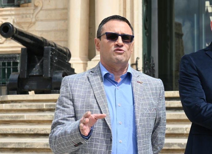 Ulusal Parti'de Nathaniel Attard iletişim direktörlüğünden alındı
