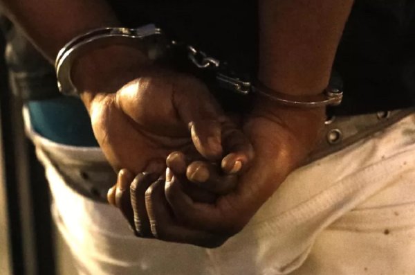 Uyuşturucuyla yakalandığı polislere 20 bin euro teklif eden adama 3 yıl hapis cezası