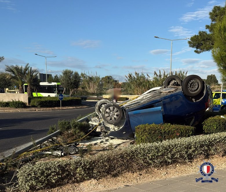 Attard'da devrilen araç alev aldı; 27 yaşındaki sürücü ağır yaralandı
